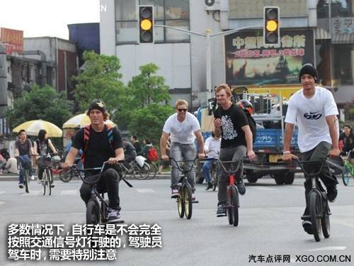 紅燈停 綠燈行 該如何通過交通信號燈