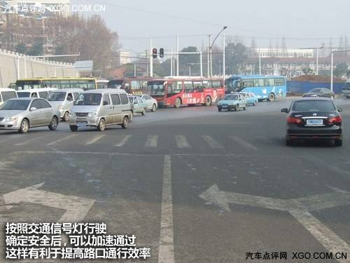 紅燈停 綠燈行 該如何通過交通信號燈