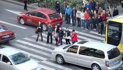 開車撞了闖紅燈的行人，到底要不要賠？