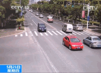 車輛右轉(zhuǎn)不禮讓行人是違法行為！