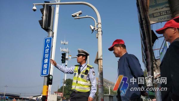 寧波鎮(zhèn)海首個觸摸式交通信號燈啟用,行人過馬路可自主控制