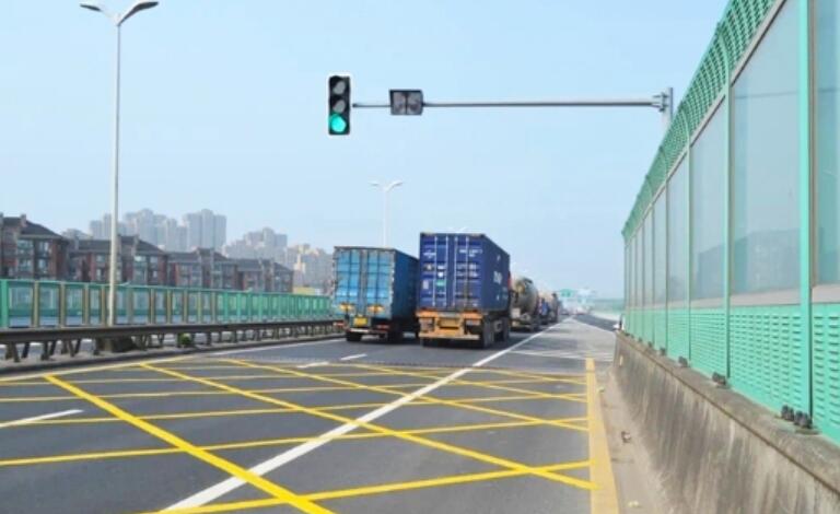 信號(hào)燈上高架了，寧波一高架為了解決擁堵問題把信號(hào)燈搬上來高架
